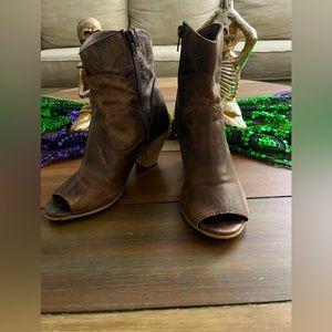 Dingo boots size 6
